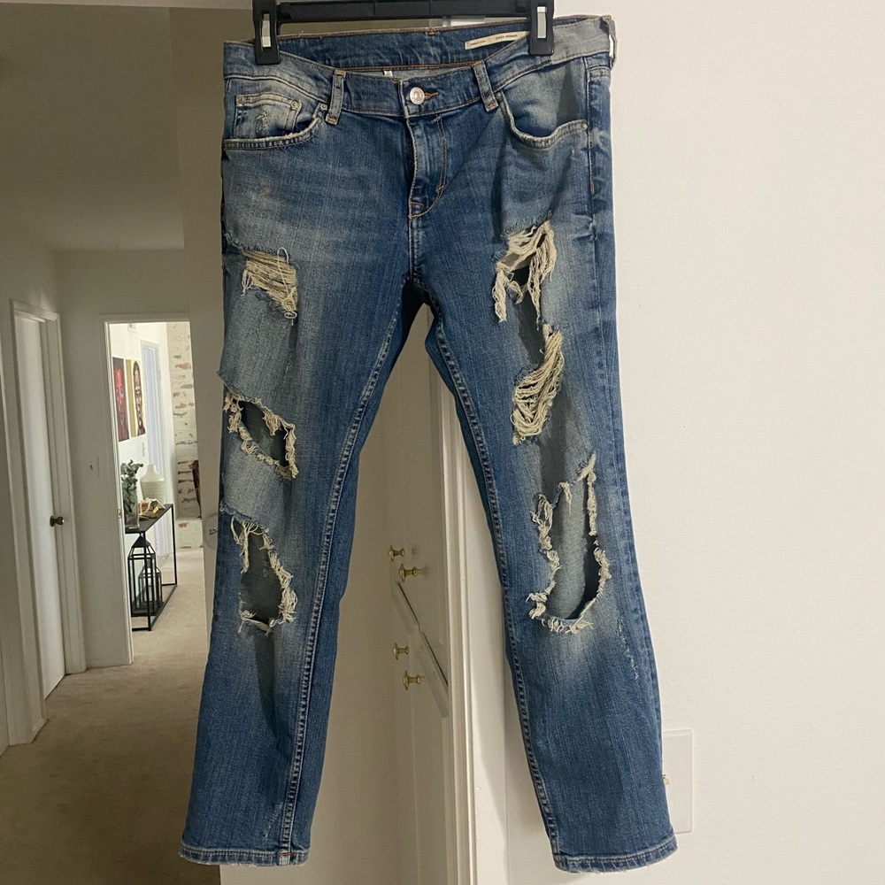 Zara distressed/ relaxed ankle jeans SZ 6